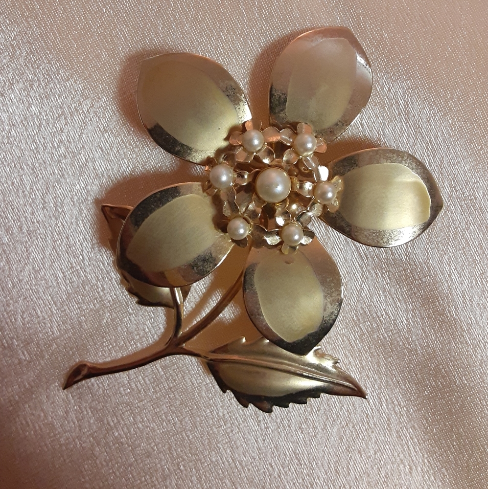 Vintage goldtone floral brooch